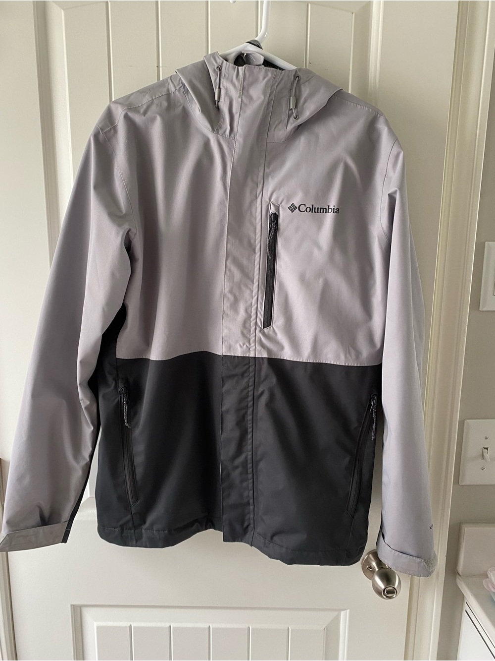 Columbia Men's Light Gray and Black Colorblock Rain Jacket